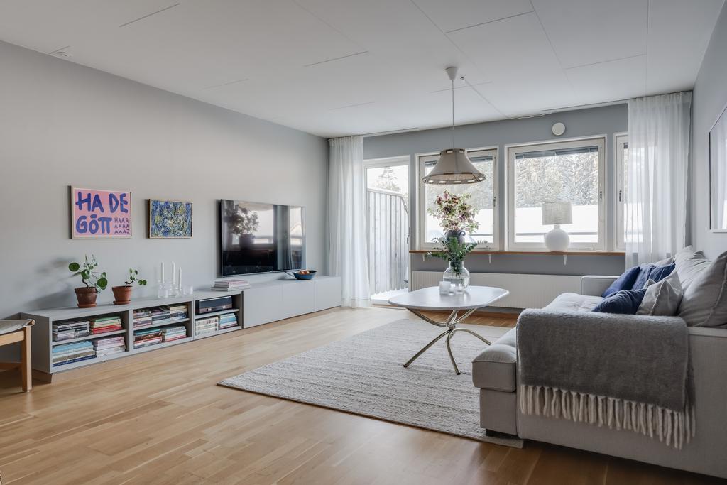 Vardagsrum med utgång till den härliga balkongen med kvällssol på husets framsida.