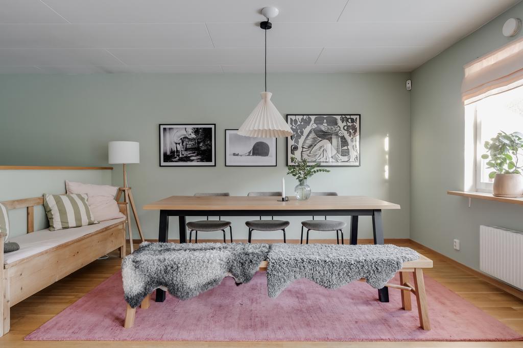 Kök med en plats för stor matgrupp
