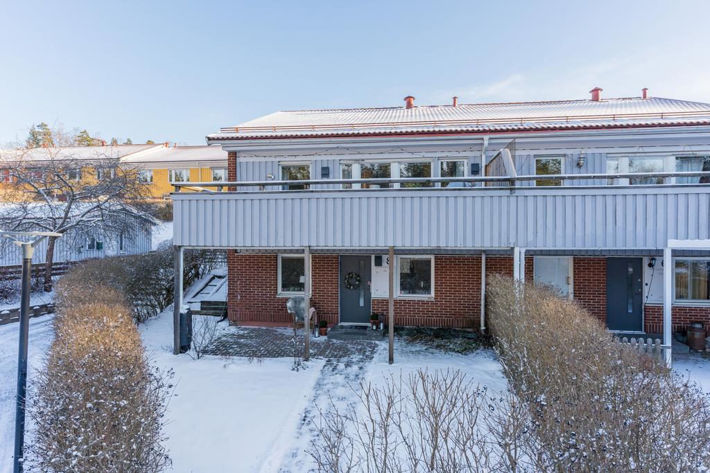 Härligt hörnläge med mindre lättskött tomt