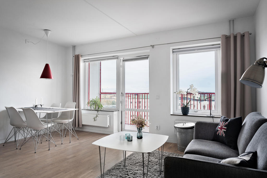 Gott med ljusinsläpp från de stora fönsterpartierna.