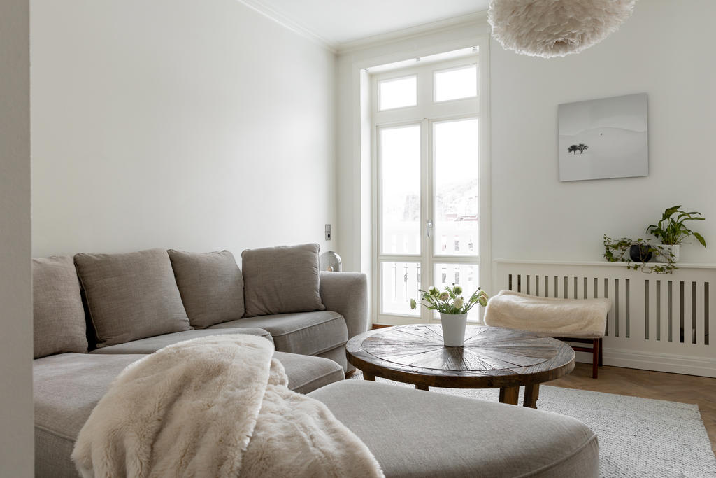 Vardagsrummet har utgång till balkong med utsikt mot Åresjön.