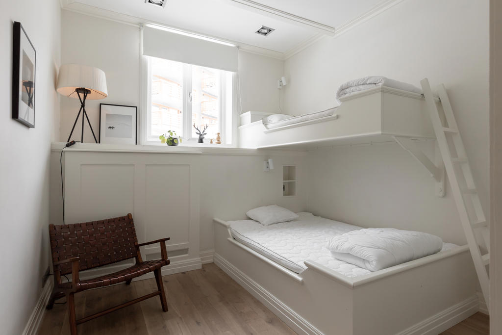 Smakfullt, praktiskt och elegant med platsbyggd inredning.