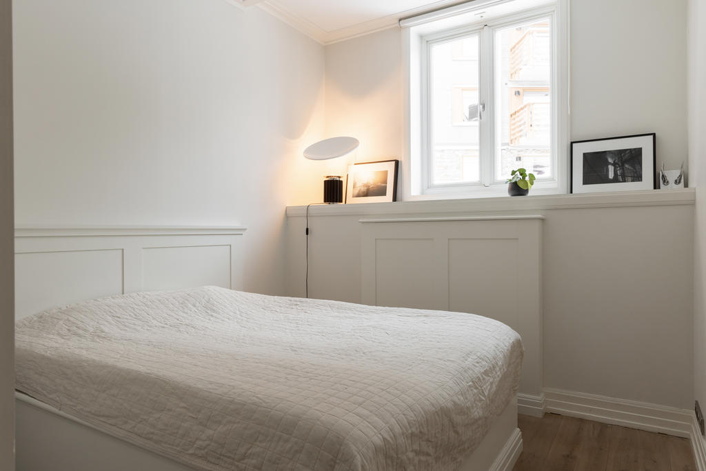 Master Bedroom erbjuder lugn och harmoni men även bra med förvaring bakom skjutdörrar.