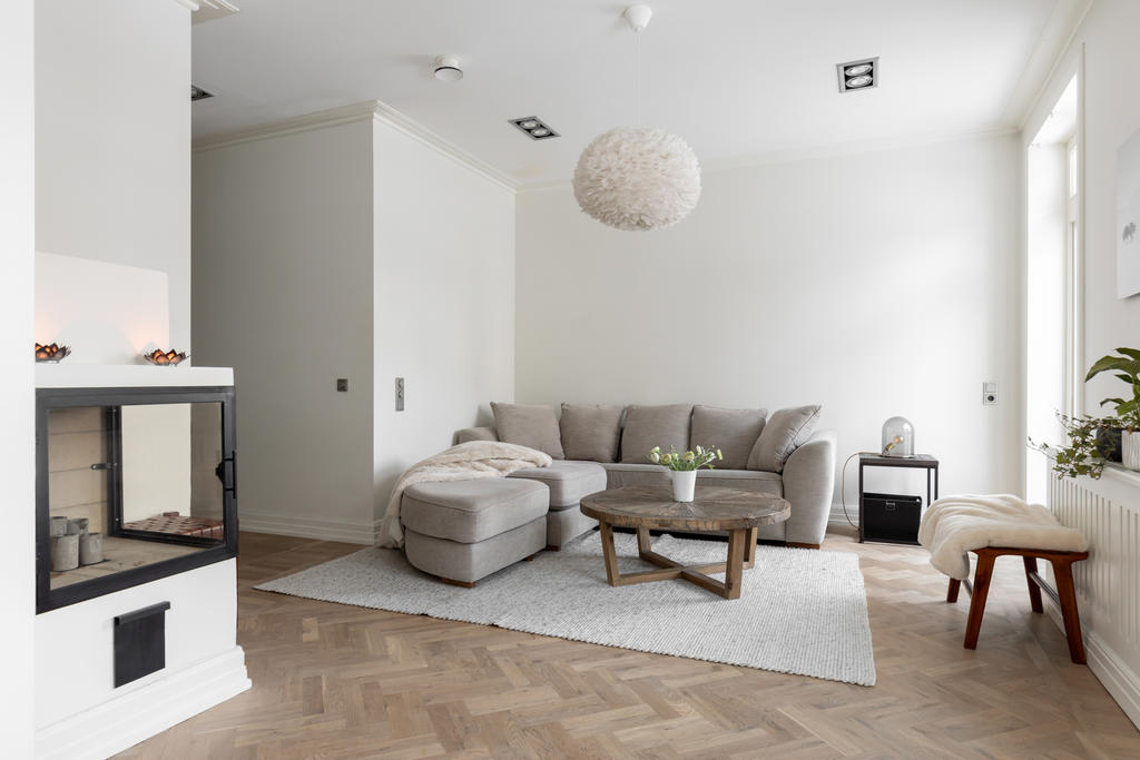 Ljus & rymd är kännetecken för denna bostad.