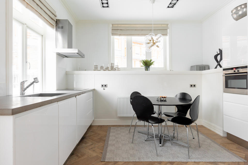 Fullt utrustat kök som även har rum för matplats.