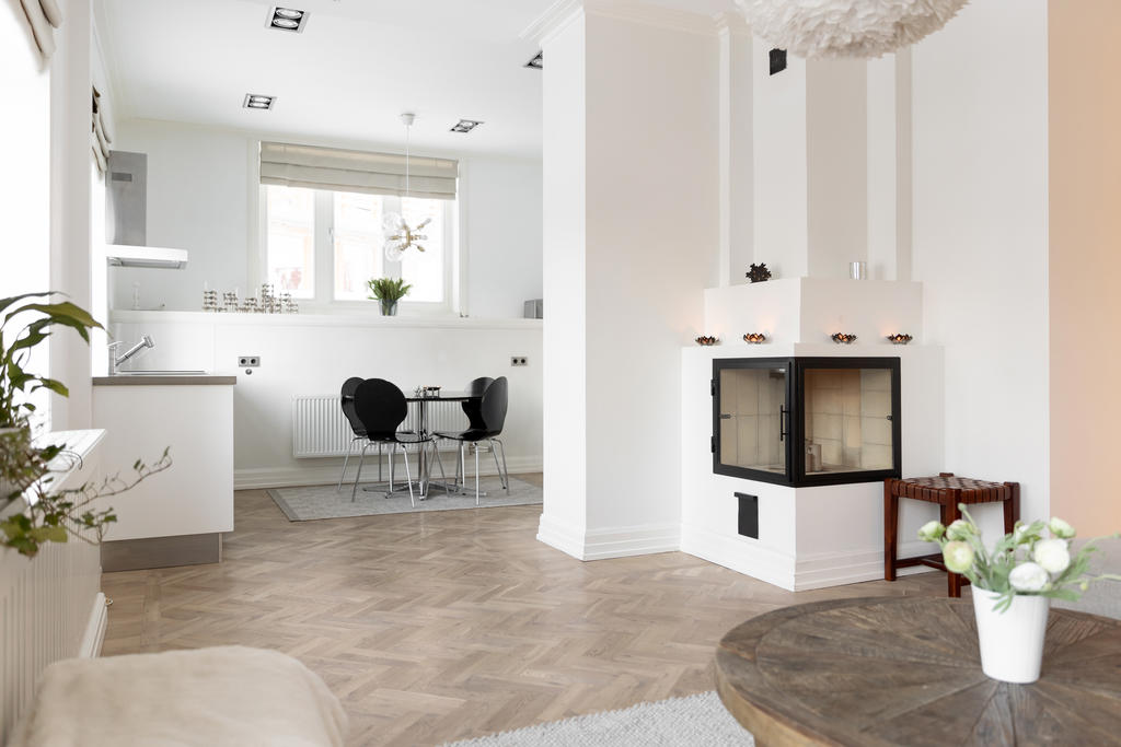 Öppen planlösning och stora ljusinsläpp.