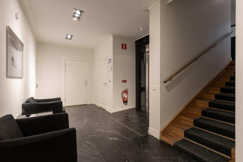 Precis utanför lägenheten finns dörren in till föreningens privata relax och bastu.