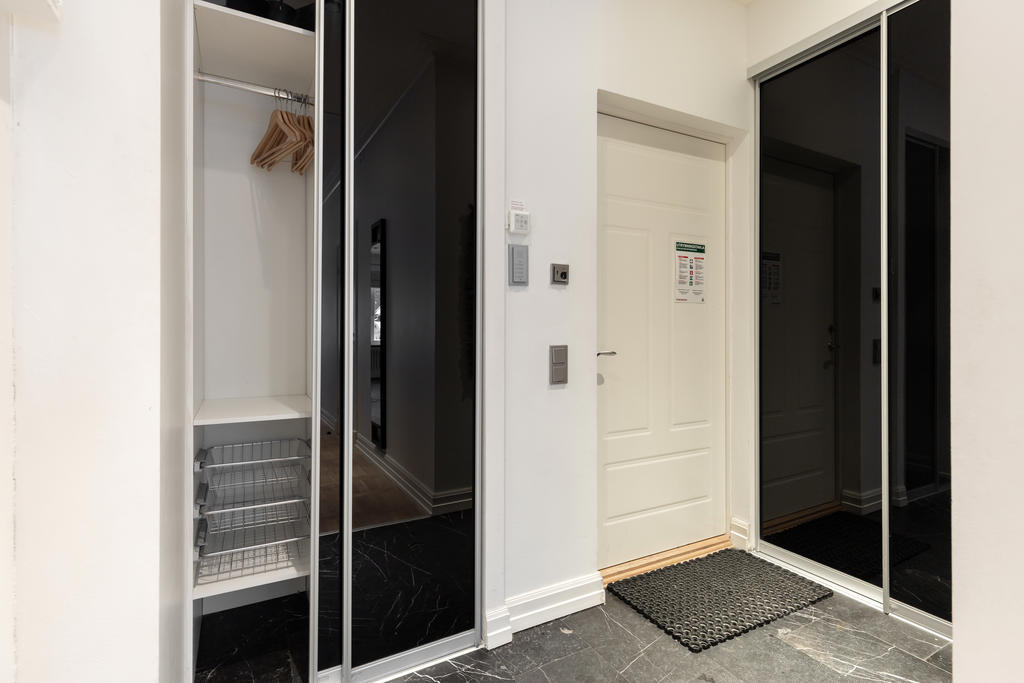 Hallen har gott om förvaringsutrymmen som är snyggt infällda i väggarna.