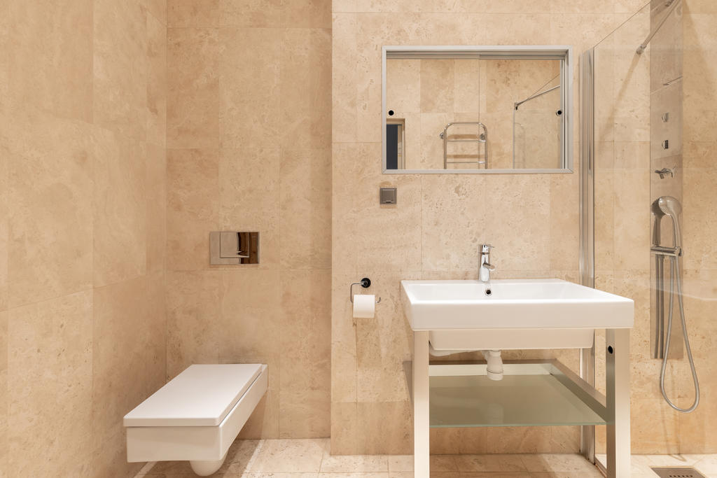 Helklinkat badrum med natursten.