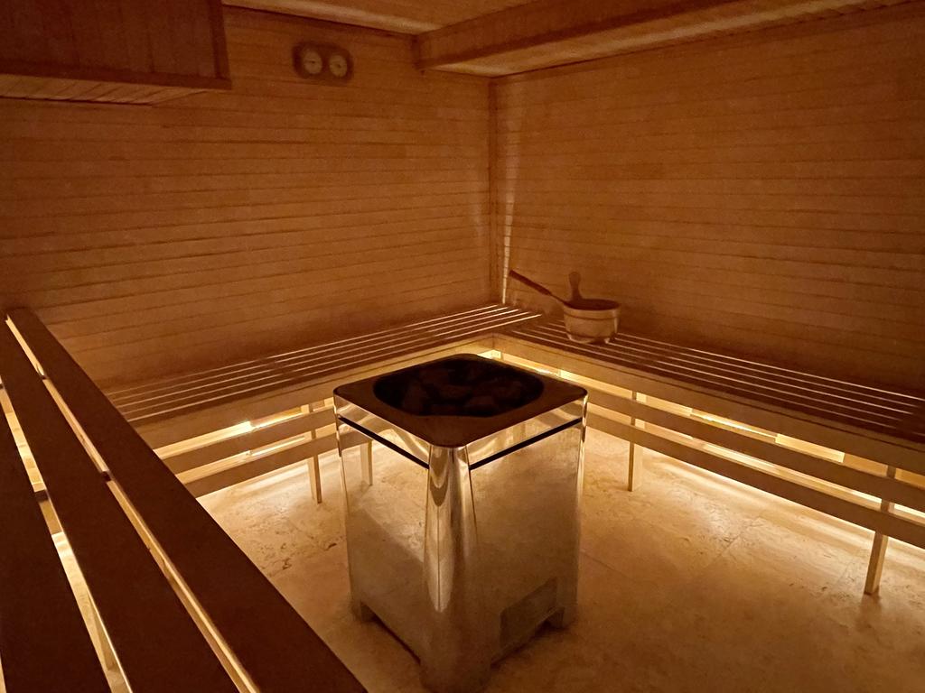 Bostadsrättsföreningens minispa står fritt för dess medlemmar att nyttja.