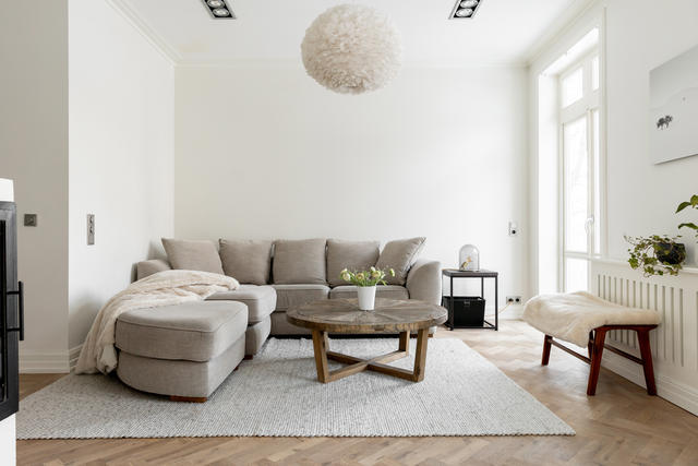 Generös takhöjd, hög standard på materialval och balkong i sydvästläge.