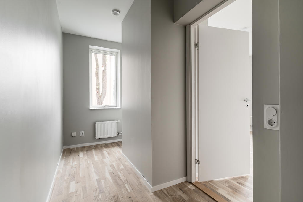 Klädkammare med fönster och ventilation.