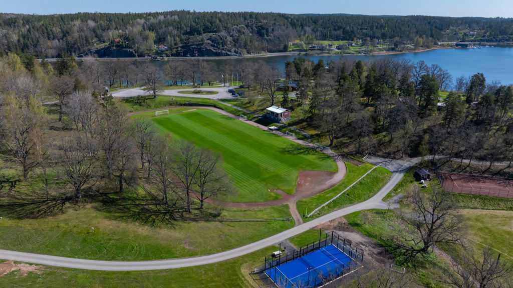 Intill indrottsplatsen finns även en badstrand