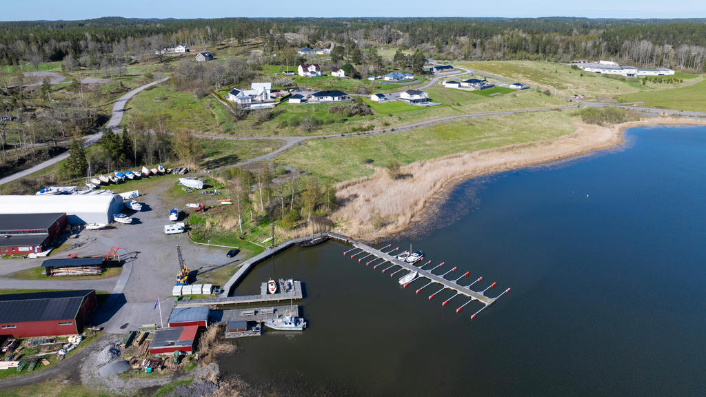 Nedanför tomten vid Grännäs Marina finns flytbrygga där din båt kan vara förtöjd