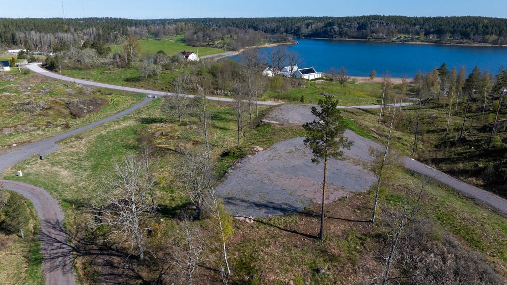 Tomten ligger på en fin höjd med utsikt över havet