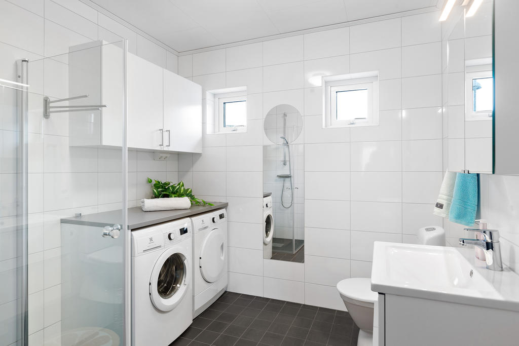 Bostadens andra badrum på övre plan. Även utrustad med tvättmaskin och torktumlare