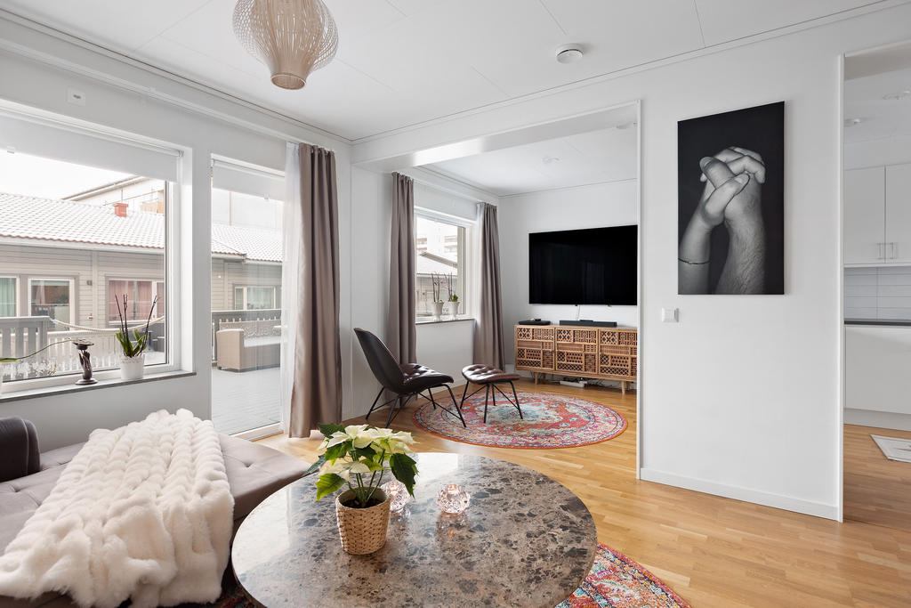 Vardagsrum med utgång till stor altan  – perfekt för lata eftermiddagar i solen.