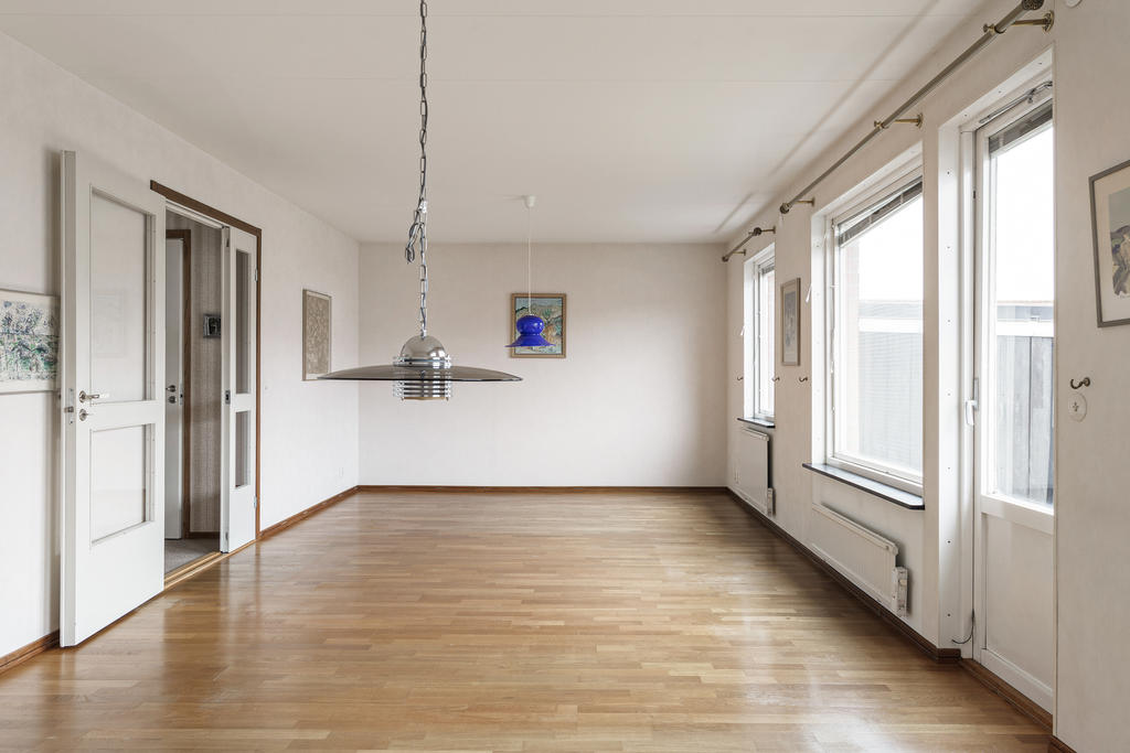 Från altandörren nås husets framsida.