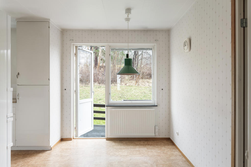 Från köket nås den mysiga altanen på husets baksida.