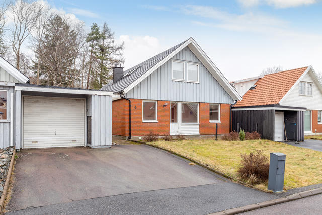 Plats för två bilar, plus en garageplats finns.