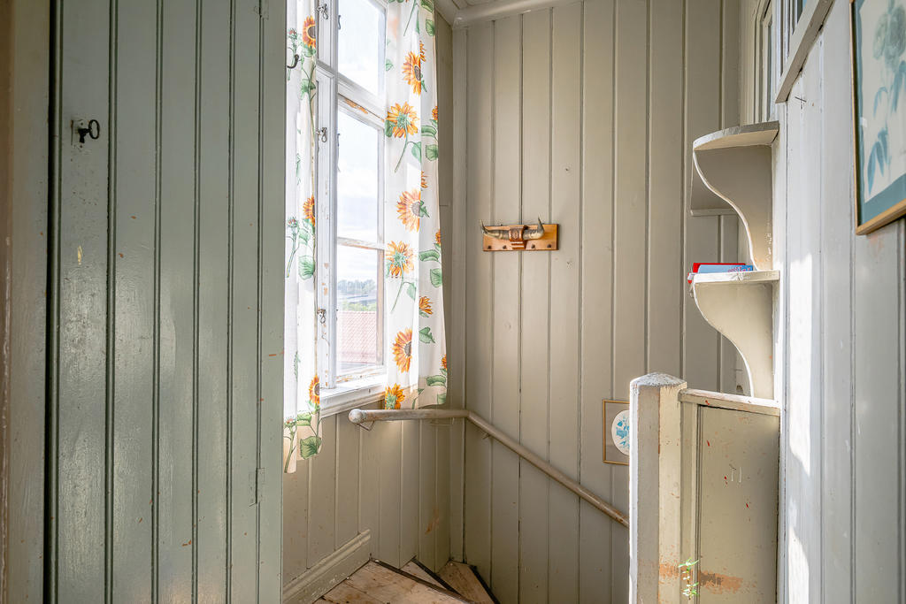 Trapphus ner till källaren