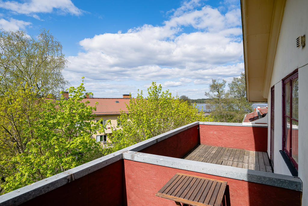 Balkong till lägenhet och till lokalen på andra sidan räcket