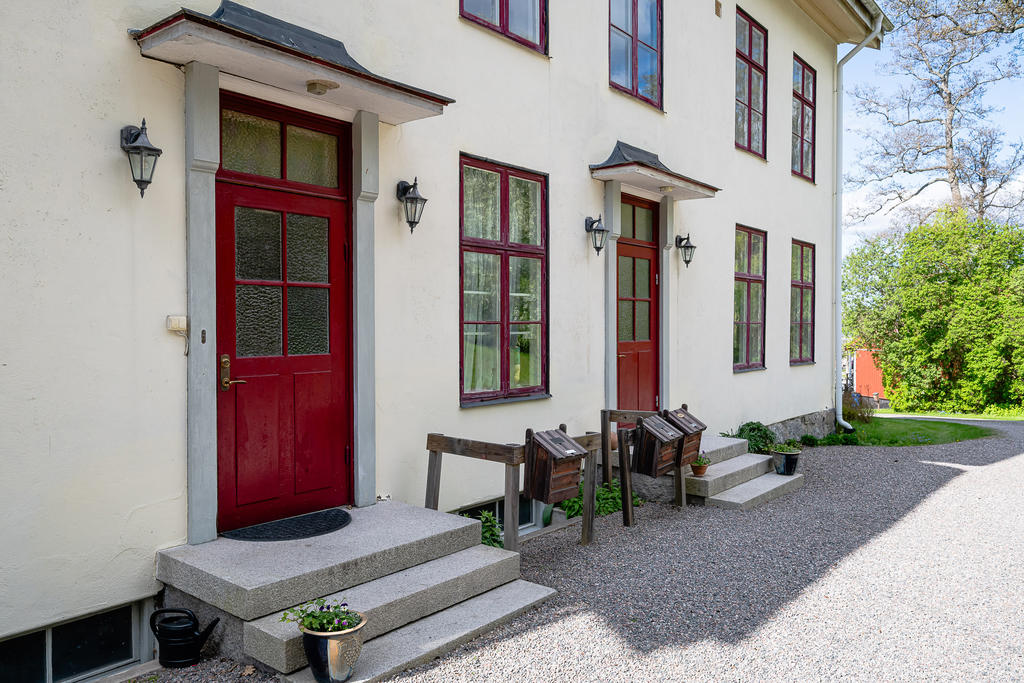 Den vänstra dörren leder direkt in till lägenheten i entréplan