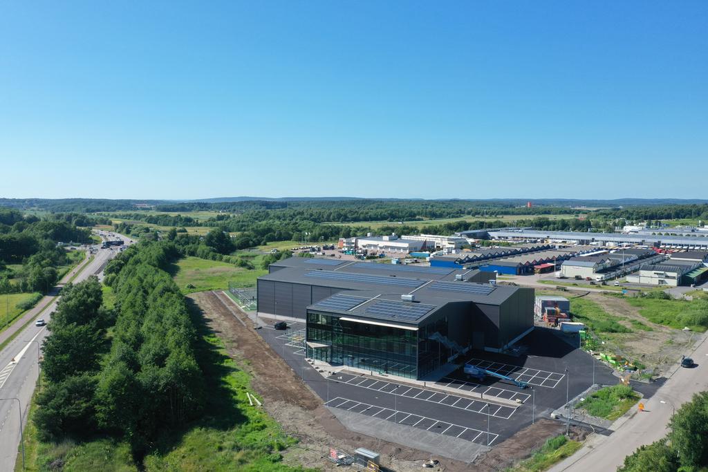 Välkomnande entré med gott om parkeringsmöjligheter.