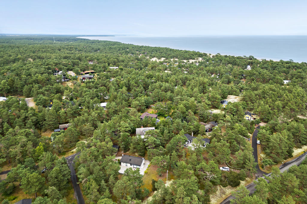 Ca 2 mil från gården ligger populära Furuboda där du kan bada i havet