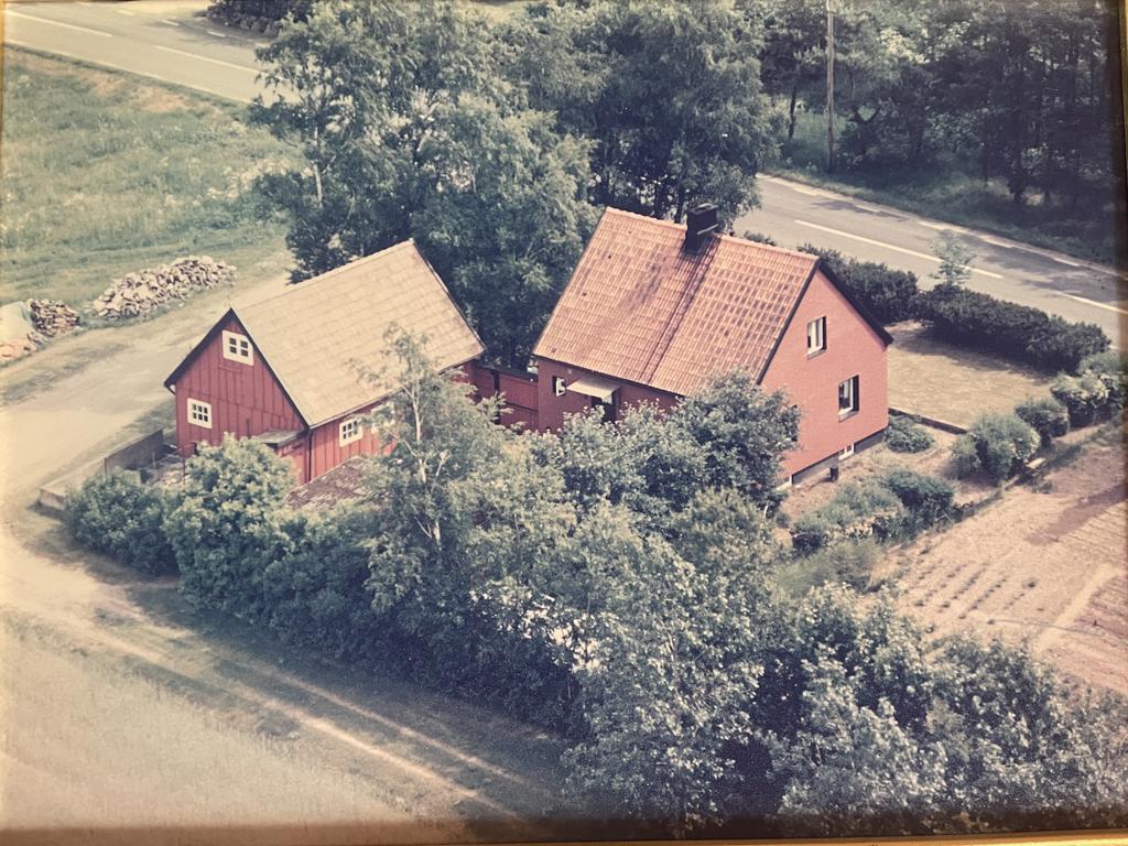 Gammalt flygfoto på gården 