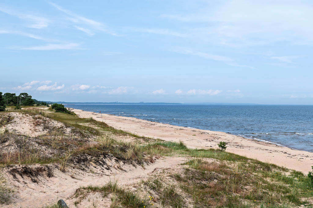 Ca 2 mil från gården ligger populära Furuboda där du kan bada i havet