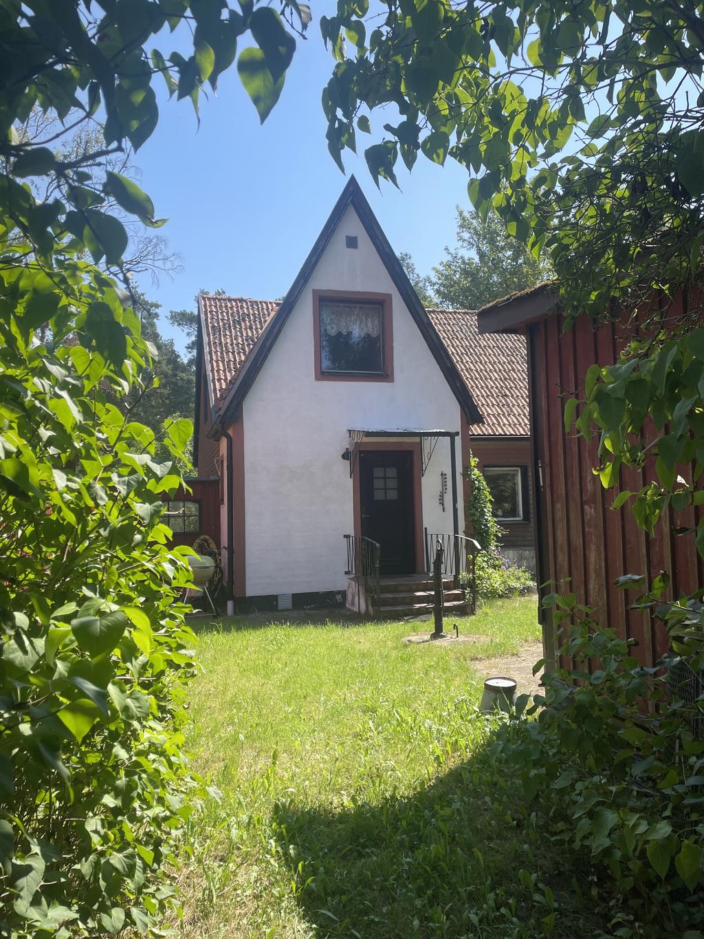 En gång i tiden byggdes denna tillbyggnad till. Den rymmer entre mot baksidan, badrum och ett allrum på ovanvåningen