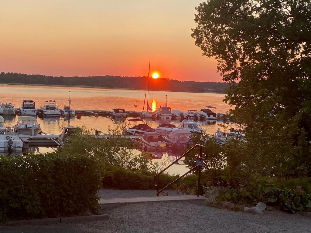 Säljarens foto - av gången snett utanför dörren.