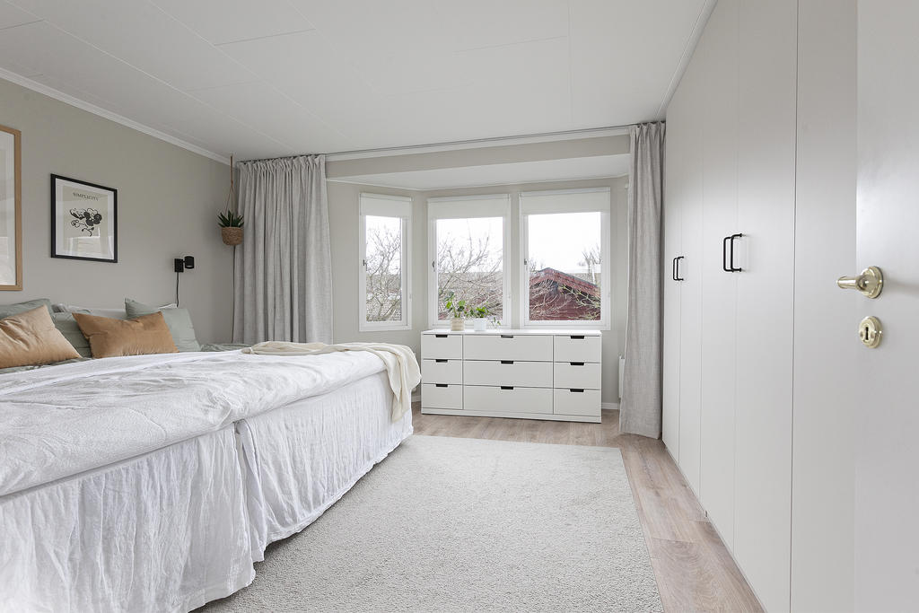 Master bedroom med burspråk och garderobsvägg