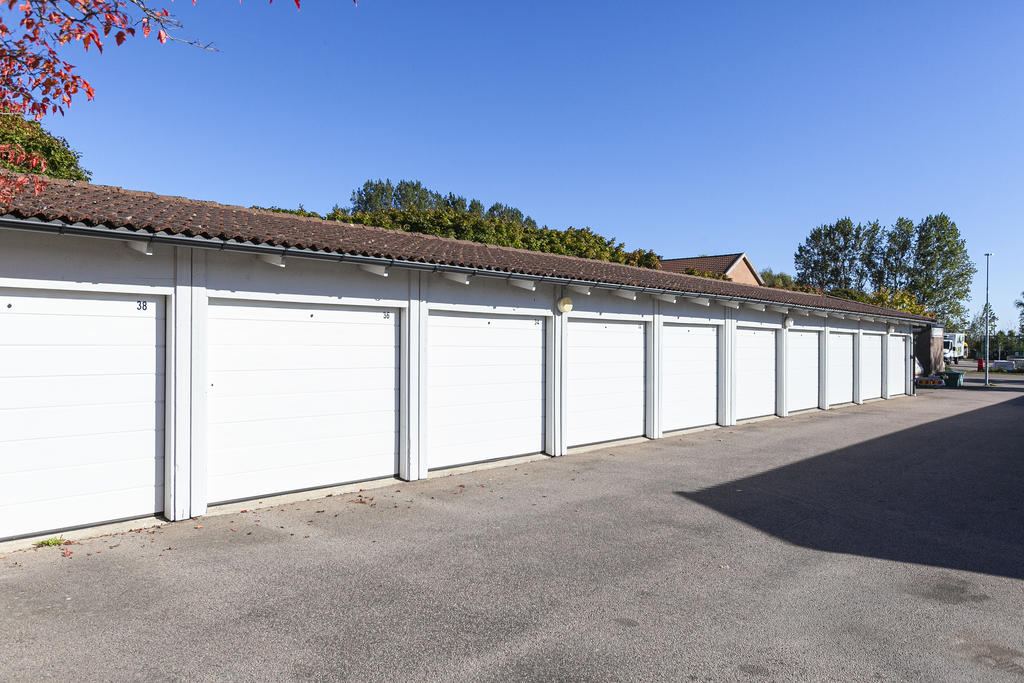 Radgarage med nya portar och laddstation