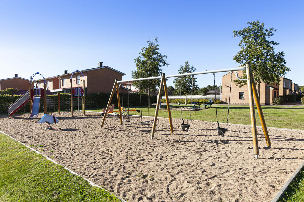 Närmaste sandlåda och lekplats alldeles intill husknuten