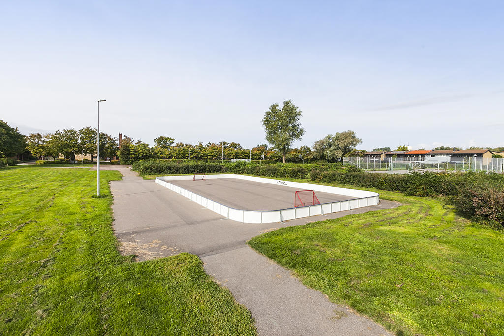 Landhockeyrink, tennisbana, baskeplan, multiarena etc vid skolområdet ett kort spring bort!