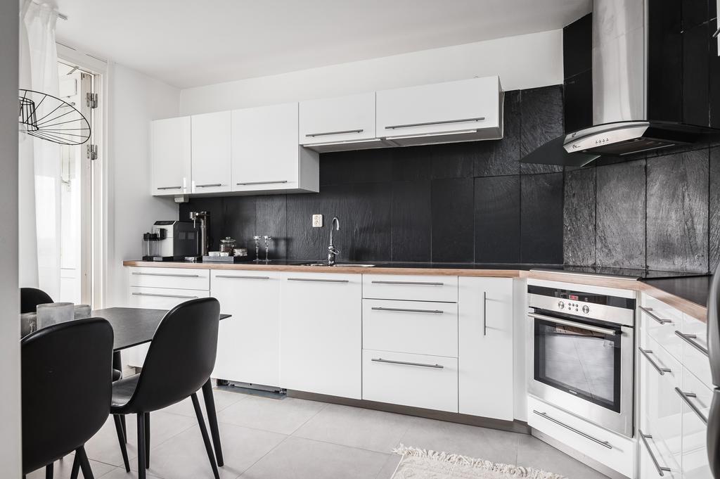Köket är rymligt och ger plats för matbord