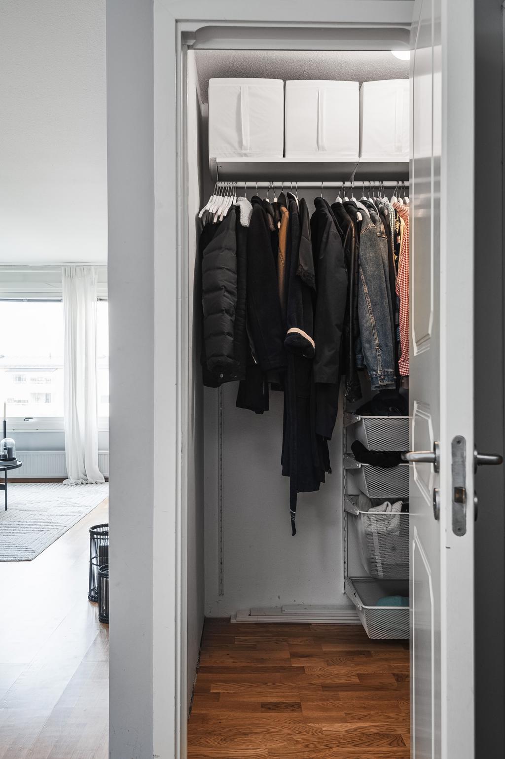 Den praktiska klädkammaren är smart placerad i hallen och erbjuder perfekt förvaring för säsongens ytterplagg