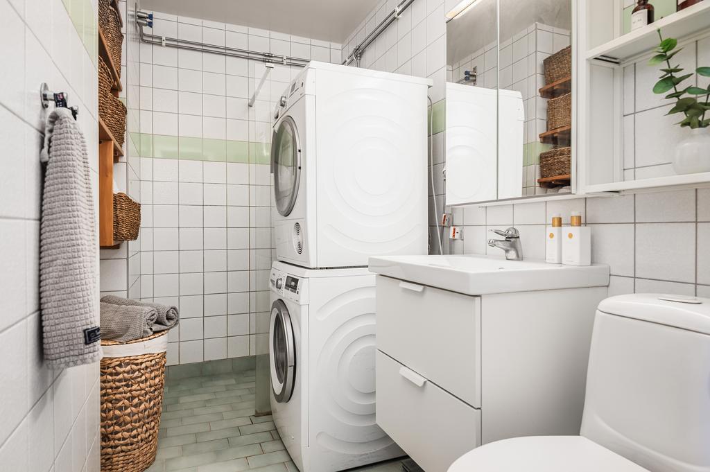 Det helkaklade badrummet är utrustat med både tvättmaskin och torktumlare