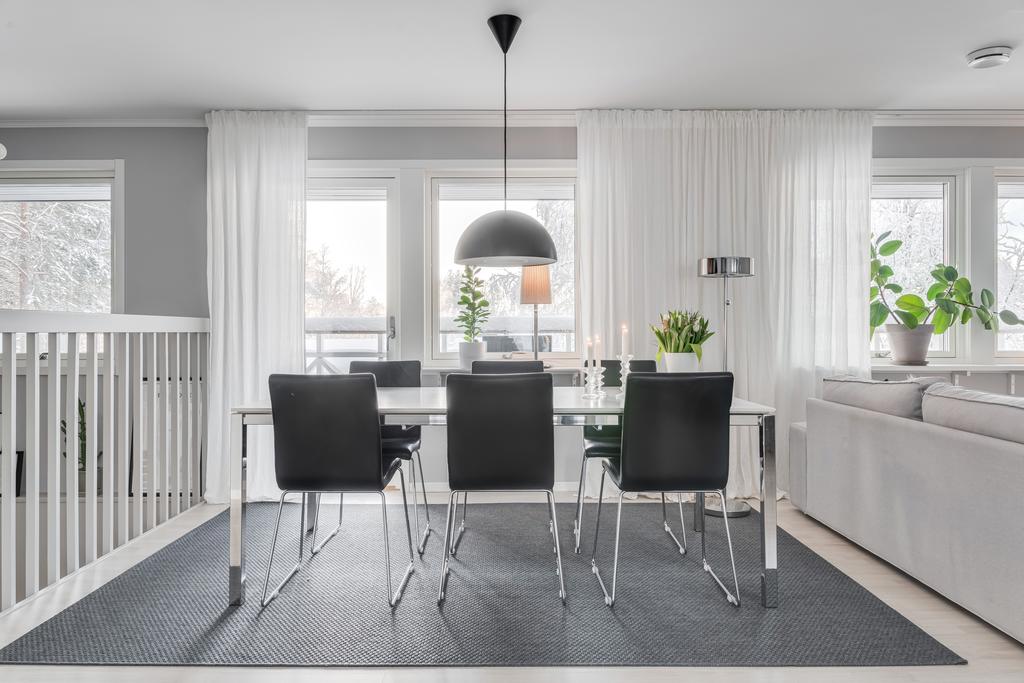Matplats med utgång till balkong
