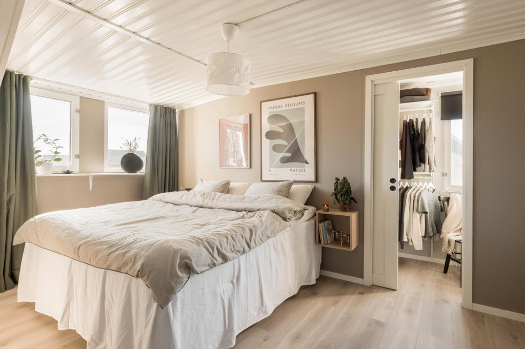 Sovrum 1 med Walk-in closet (övervåning)