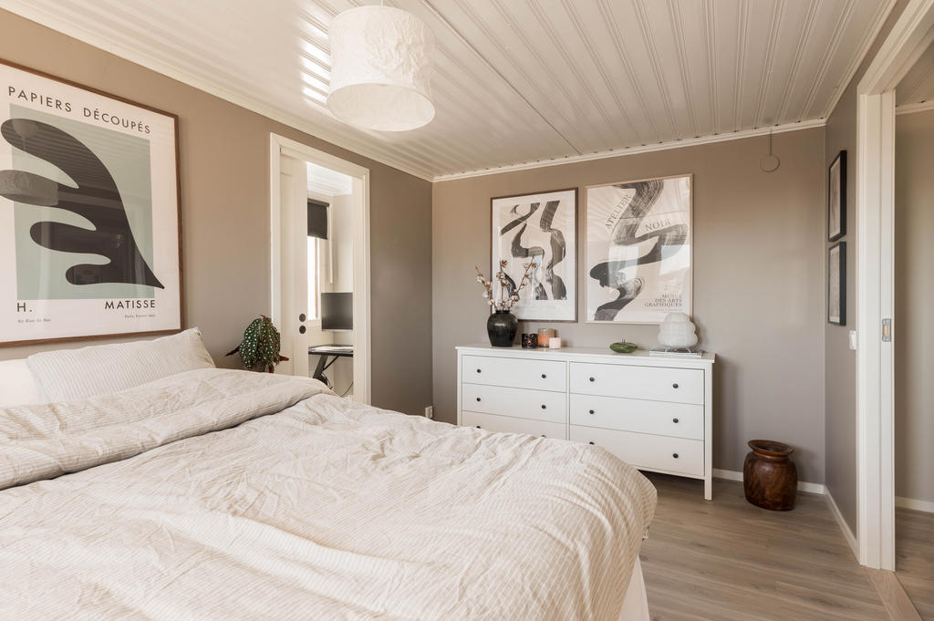 Sovrum 1 med Walk-in closet (övervåning)