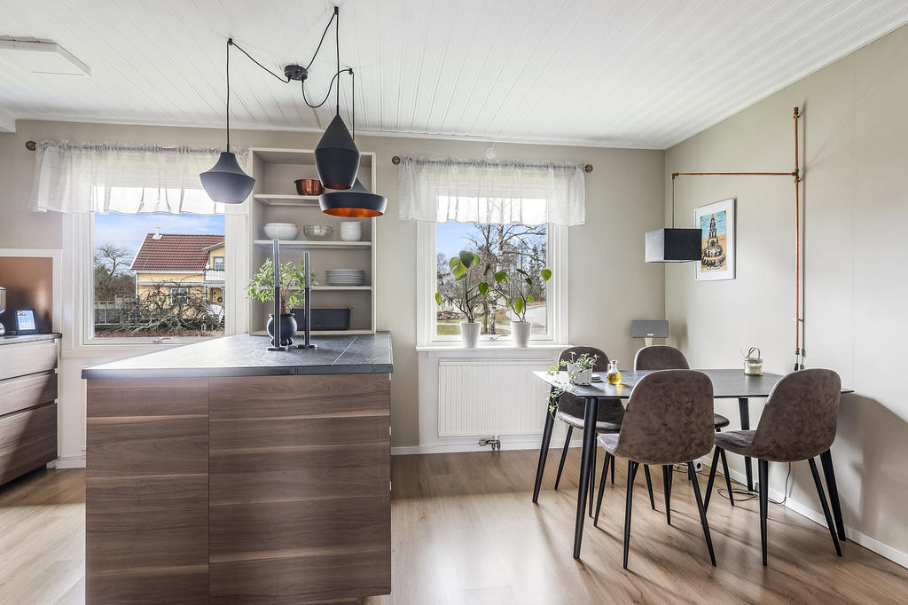 Kök med plats för matgrupp
