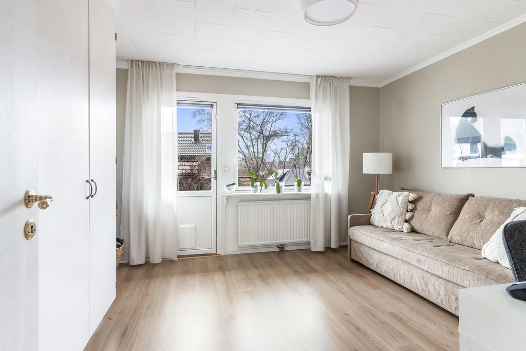 Sovrum 1 med utgång till stor altan