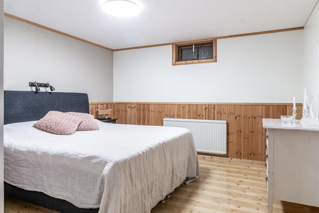 Sovrum i källarplan