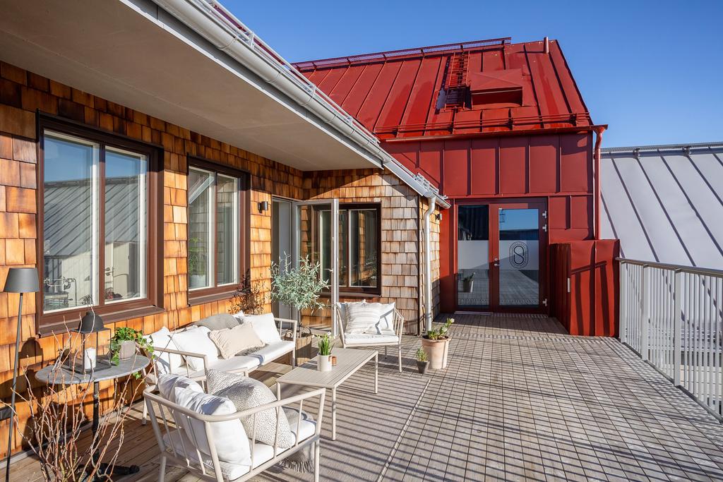 Terass mot gården mot sydost