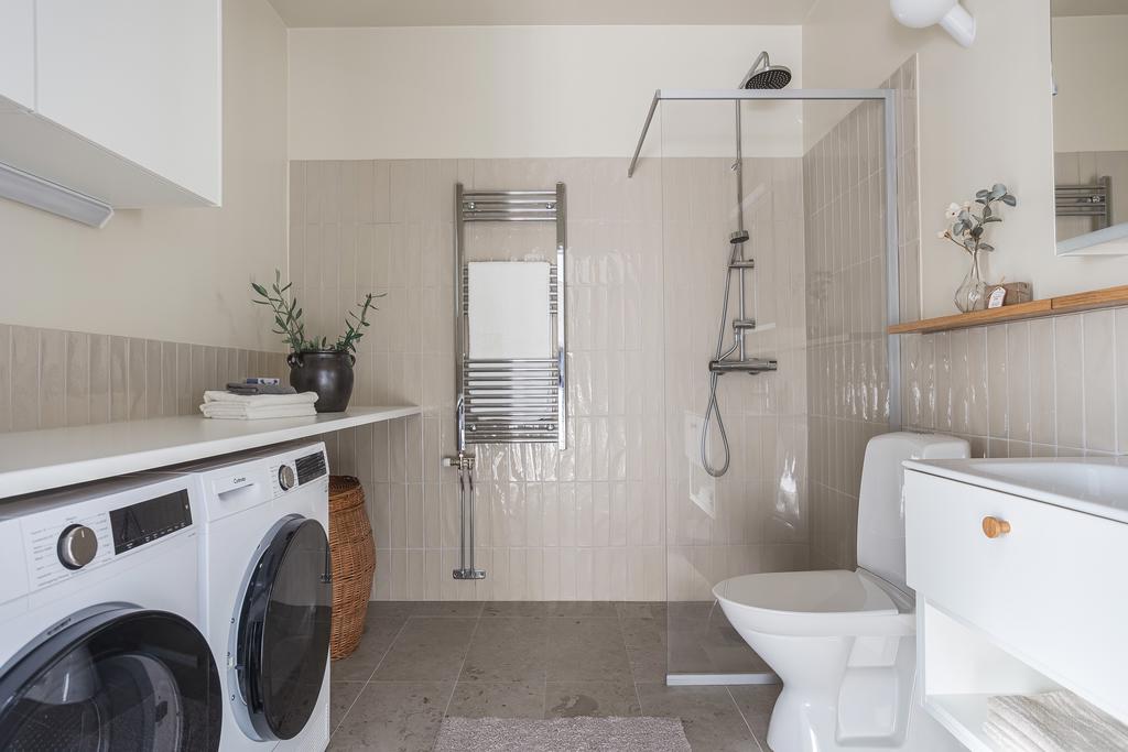 Badrum med klädvårdsdel