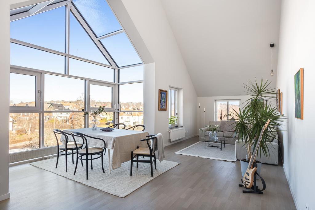 Härlig atriumdel i allrum/matsal