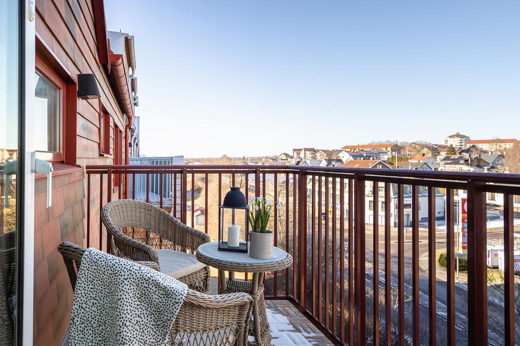 Balkong mot nordväst  i anslutning till atriumdelen.